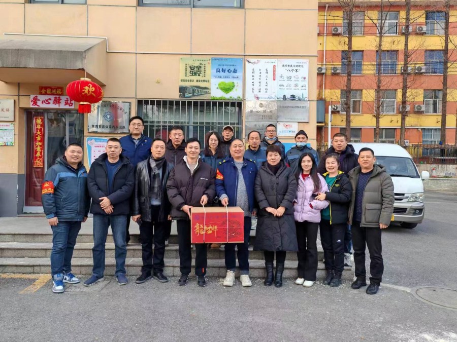 2.9领导班子给3队送慰问品.jpg